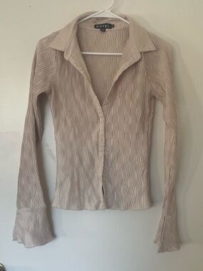 Beige Dress shirt with cute pattern and flared sleeves.